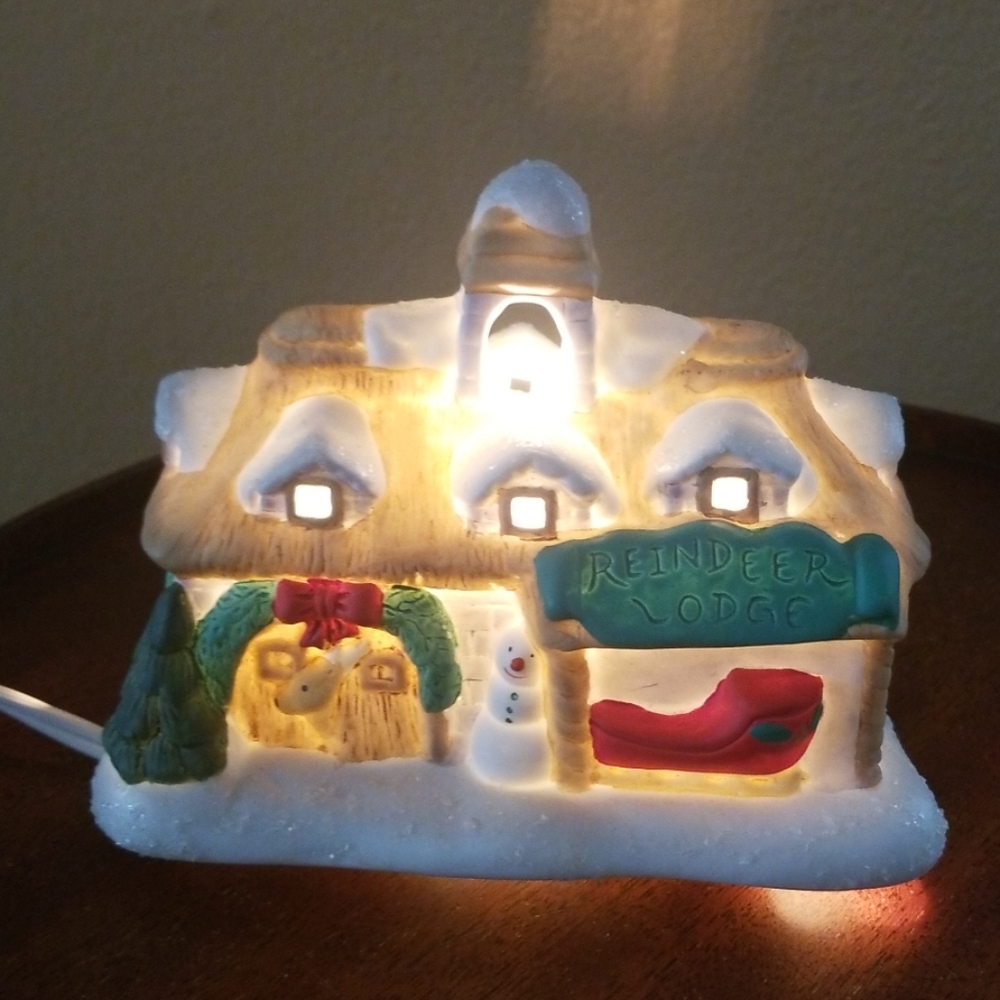 SANTA TOWN REINDEER LODGE